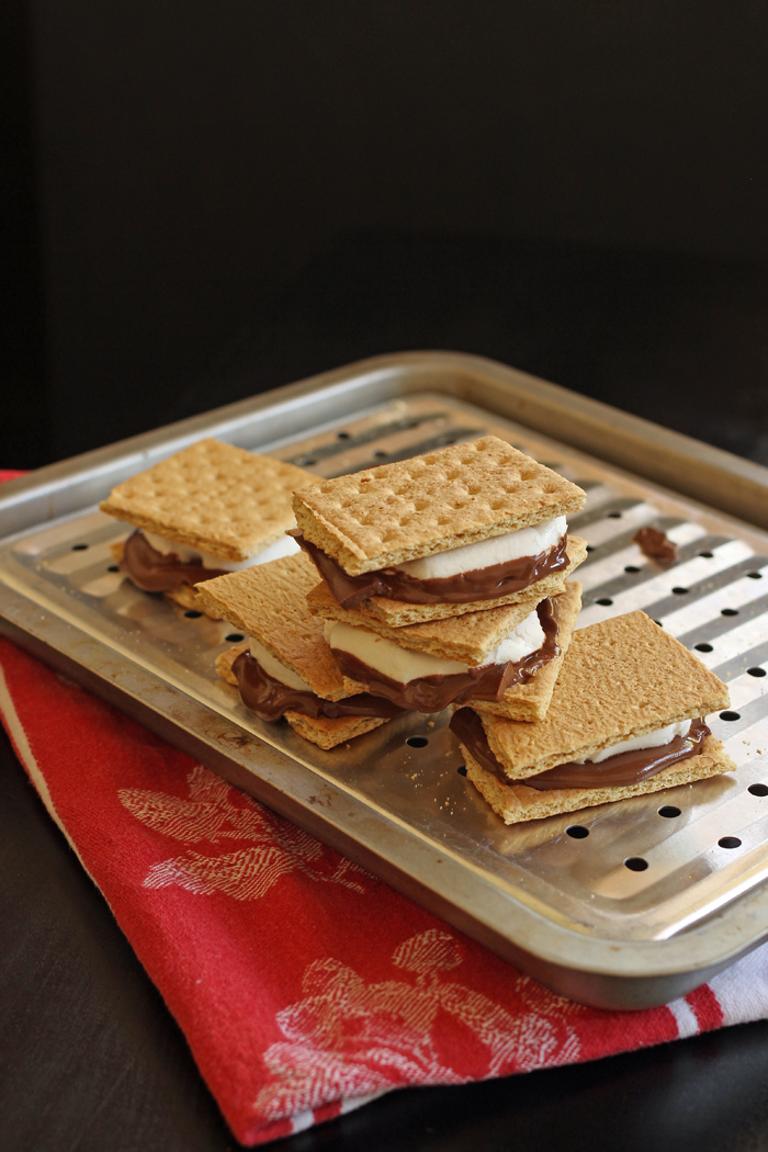 How to Make Easy S'mores Indoors Make S'mores in the Oven