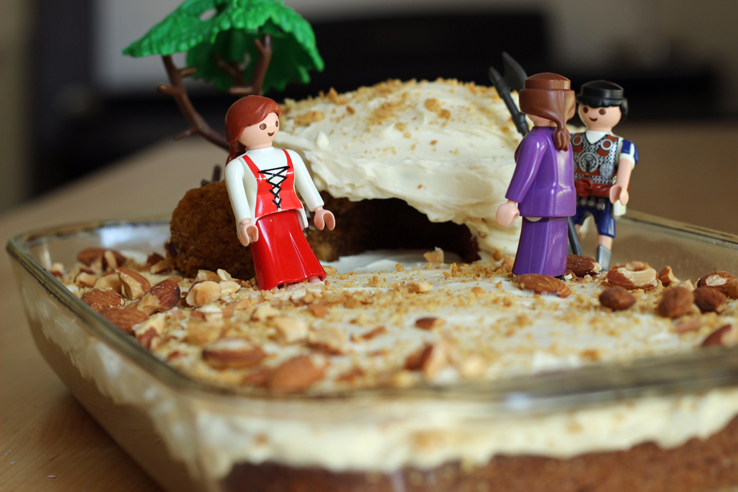 empty tomb cake with plastic women and soldier