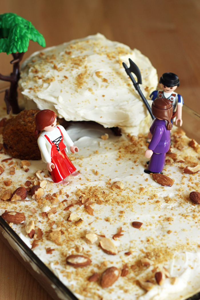 empty tomb cake with figures of women and soldier