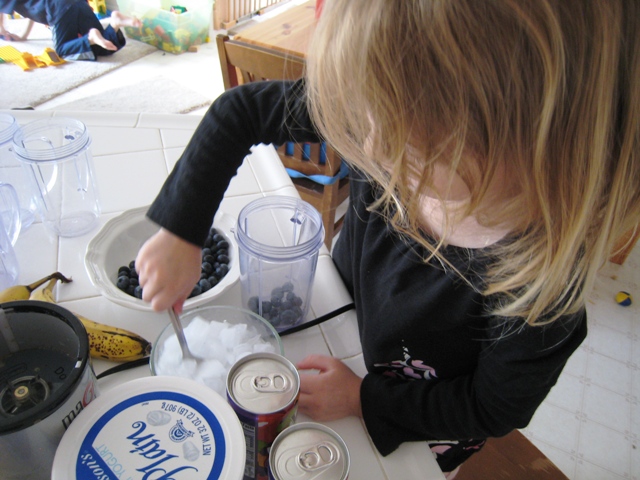 A girl preparing a Smoothie at the counter