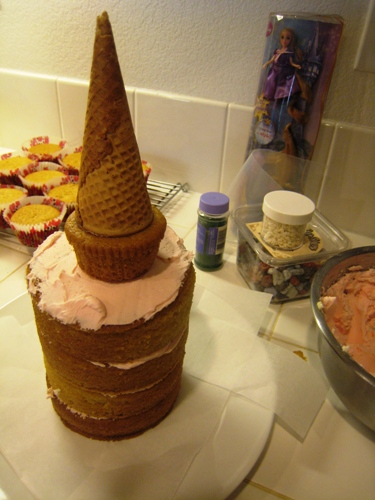 Homemade] Rapunzel-Inspired Strawberry Cupcakes with Vanilla Buttercream  Frosting and Marzipan Braids : r/food