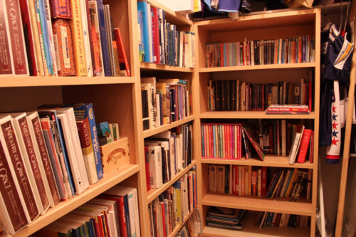 A book shelf filled with books.