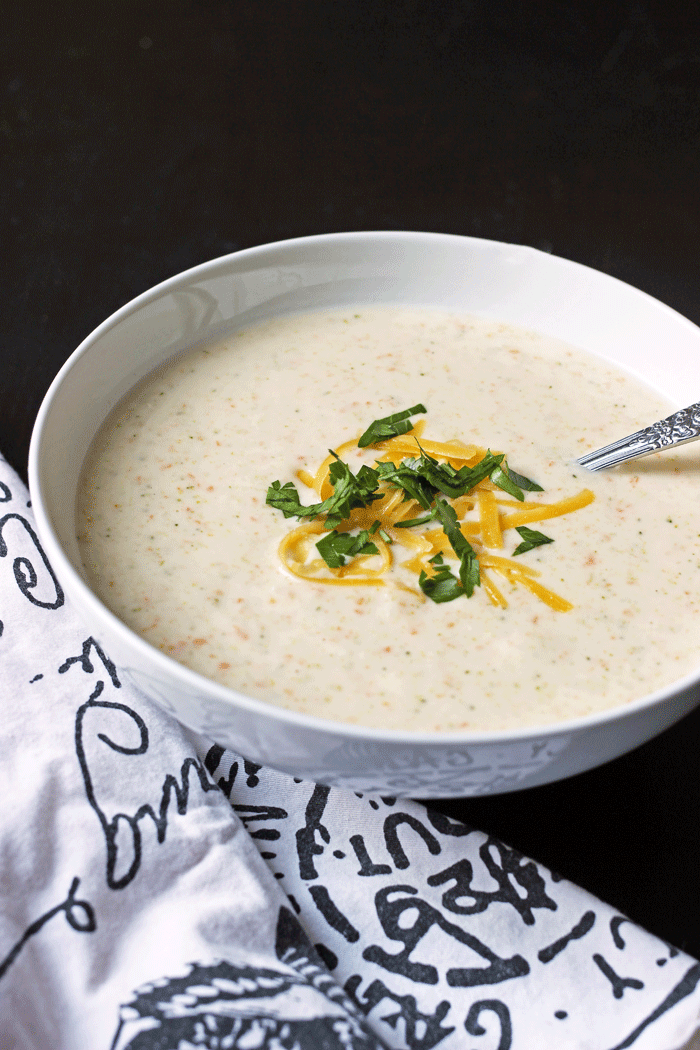 Schüssel mit Brokkoli-Blumenkohl-Suppe