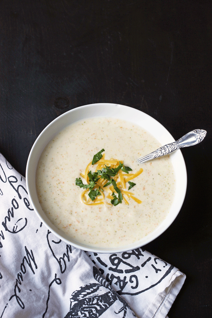 bowl of Broccoli Cauliflower Soup condita con formaggio ed erbe