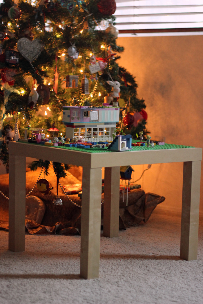 lego table with net in the middle