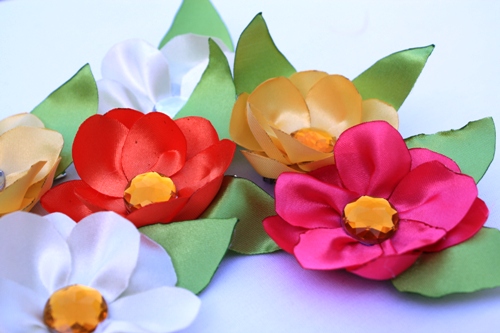 Flowery Things to Make with Kids (plus Flower Hat Tutorial) - May Day is May 1st. While not a holiday in any true sense of the word, it can be a fun occasion to share flowers with friends and family.