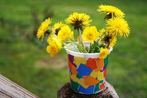 Flowery Things to Make with Kids (plus Flower Hat Tutorial) - May Day is May 1st. While not a holiday in any true sense of the word, it can be a fun occasion to share flowers with friends and family.