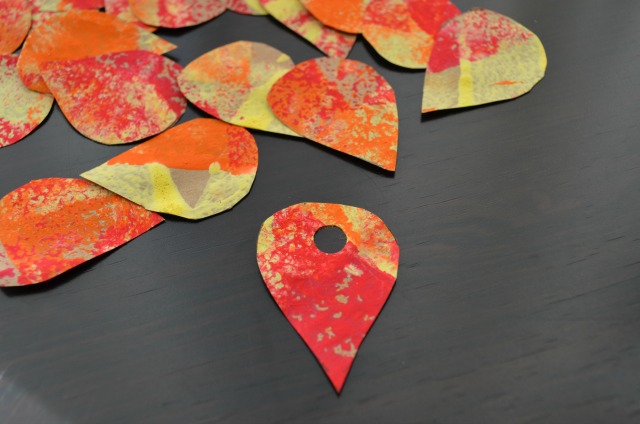 Make a leaf necklace from recycled materials | Life as MOM