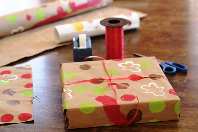 Wrapping Paper that Kids Can Decorate Themselves - this is an easy way to involve kids in your holiday plans.