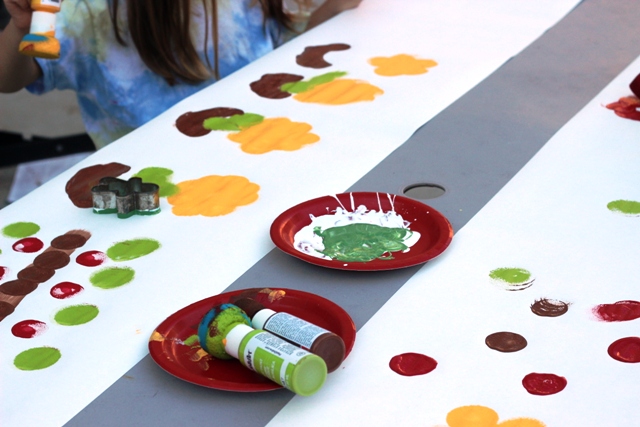 Wrapping Paper that Kids Can Decorate Themselves - this is an easy way to involve kids in your holiday plans.