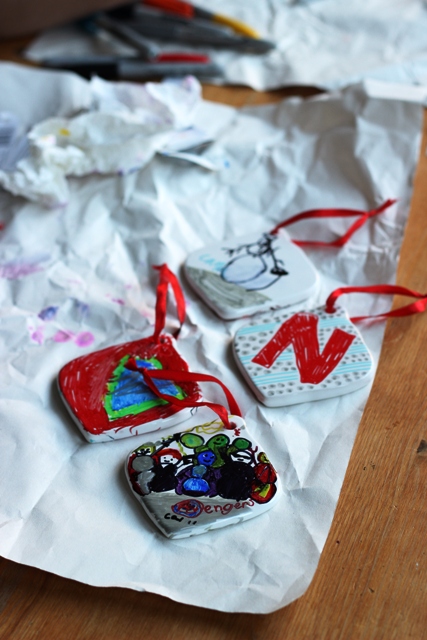 Ceramic Ornaments that Kids Can Decorate - Inexpensive ceramic ornaments become works of art when you hand the kids a set of Sharpies.