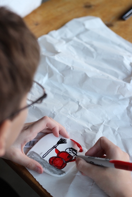 Ceramic Ornaments that Kids Can Decorate - Inexpensive ceramic ornaments become works of art when you hand the kids a set of Sharpies.