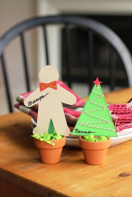 Cute Place Cards for Christmas - These place cards are quick and easy to make, a perfect project for kids to do to decorate the holiday table.