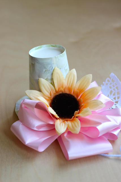 Flowery Things to Make with Kids (plus Flower Hat Tutorial) - May Day is May 1st. While not a holiday in any true sense of the word, it can be a fun occasion to share flowers with friends and family.