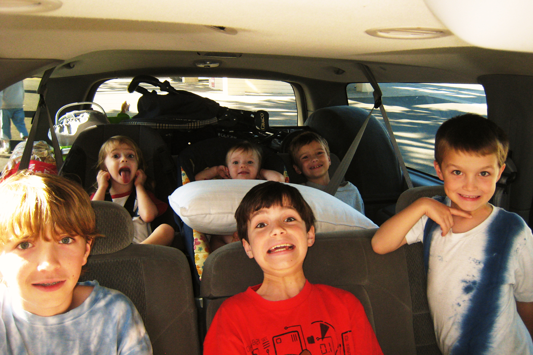 Pack for a FAMILY ROAD TRIP with FOUR KIDS, CAR ITEMS & TIPS