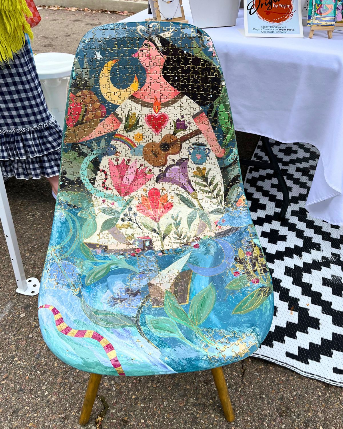puzzle chair at the farmers market.