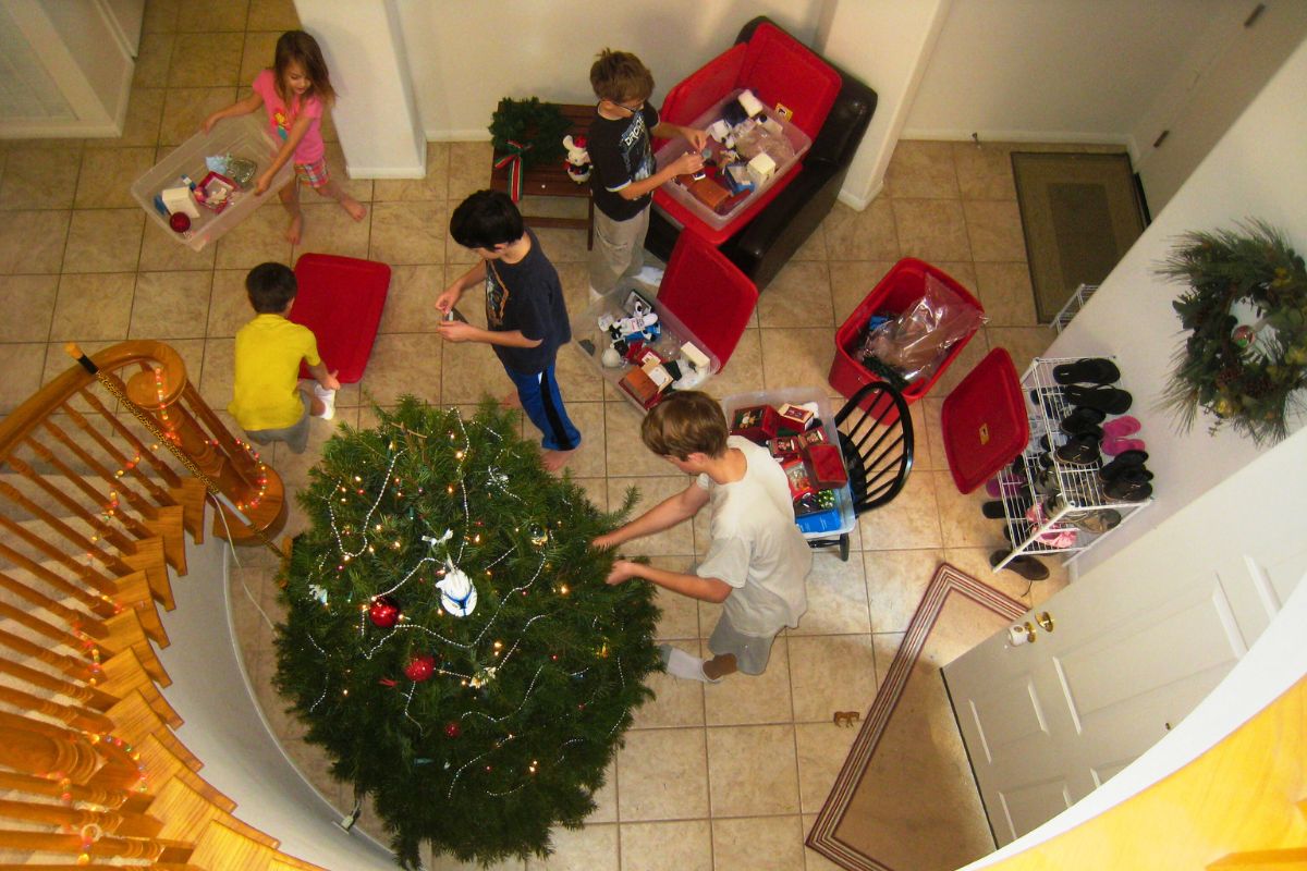 kids decorating christmas tree.