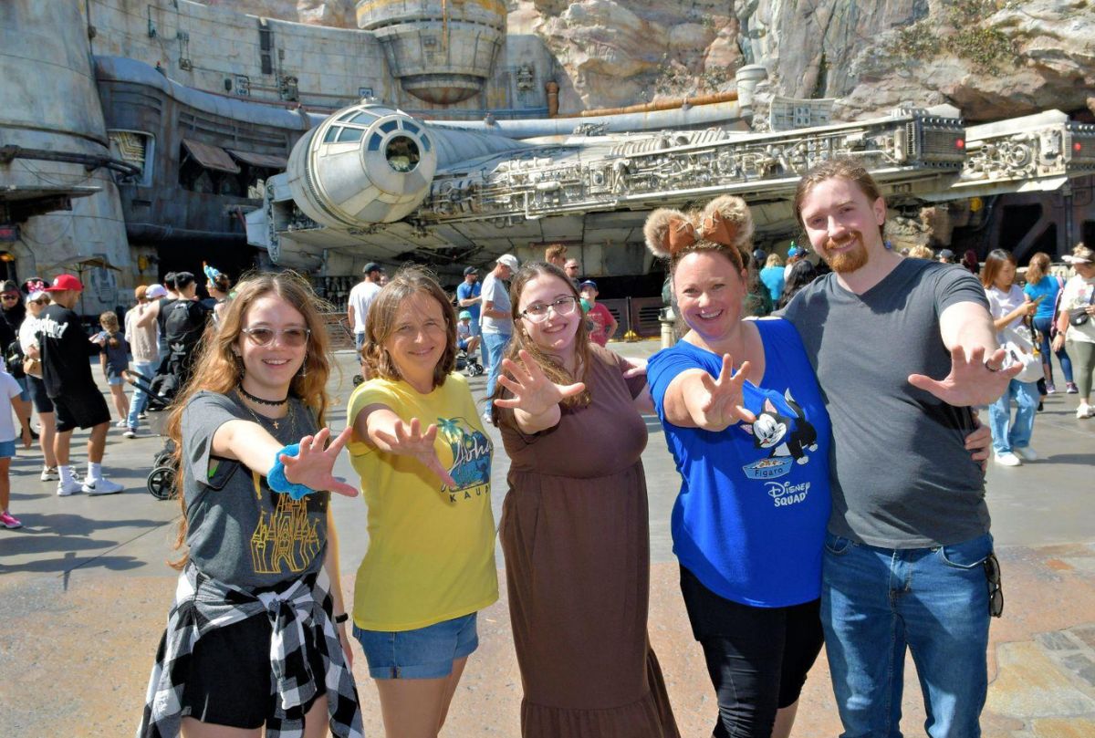 jessica and kids in front of millennium falcon.