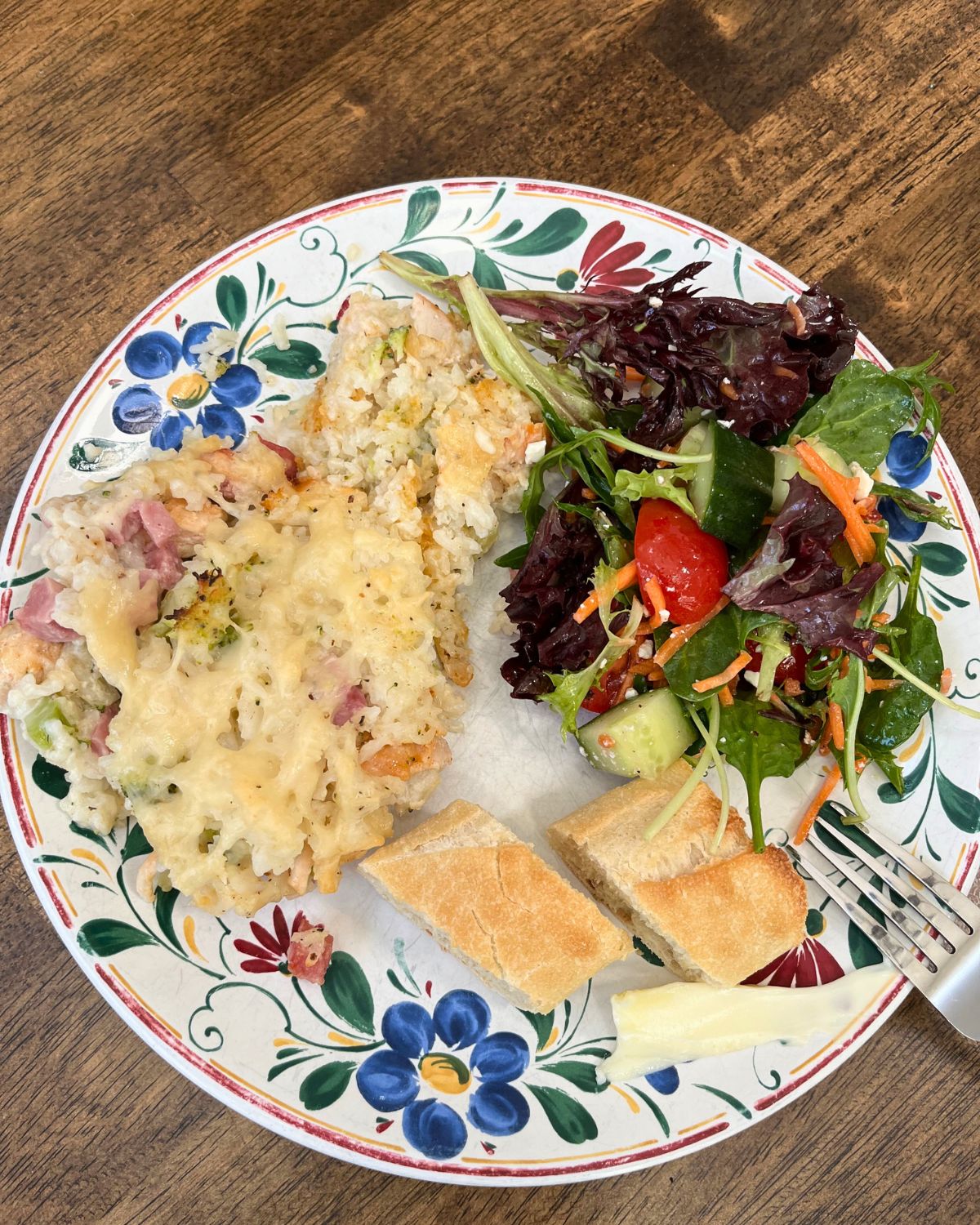 plate of doria, salad, and bread.