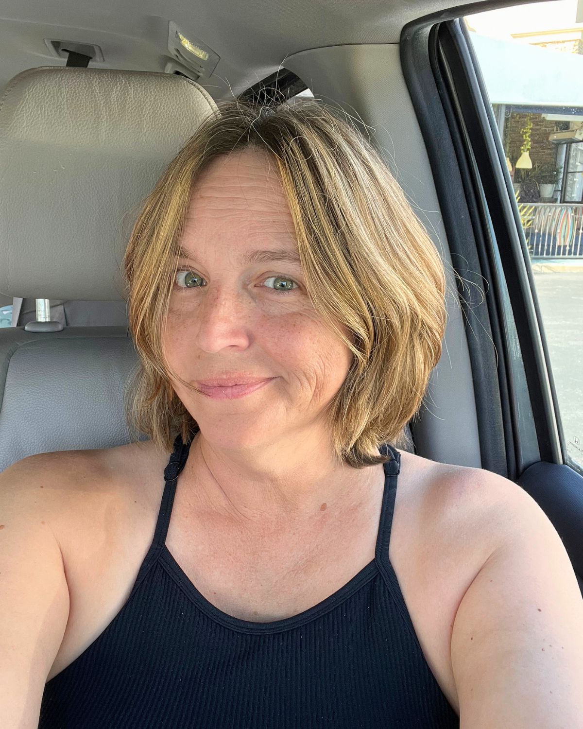 jessica in the car with a new hair cut.